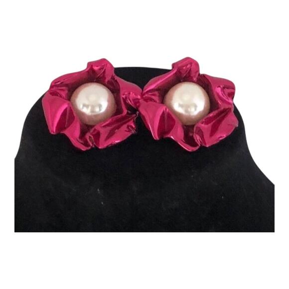 Sterling King Titania Imitation SwirlShaped Pearl And Silver Alloy Stud Earrings - Picture 3 of 16